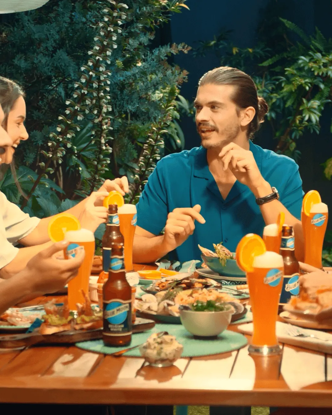 Blue Moon Latin America launch campaign featuring friends celebrating